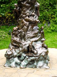 Plinth，彼得潘雕像的细节，1912年青铜